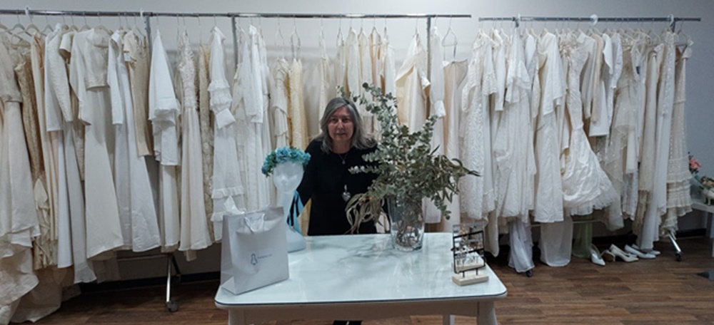 Foto portada: Maite Martín, propietaria de la botiga Bodapop, la primera de vestits de núvia de segona mà del Vallès. Autor: cedida.