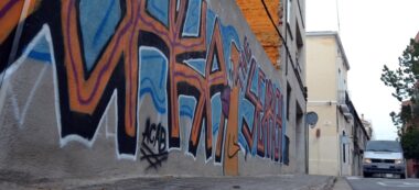 Foto portada: grafiti al carrer del Sol, aquest dilluns. Autor: J.d.A.