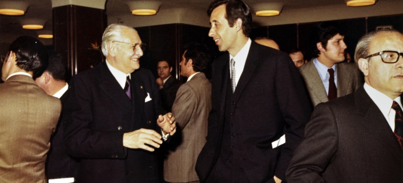 Foto portada: Joan Llonch i Salas, l'any 1970, en la inauguració de la primera oficina del Banc de Sabadell a Barcelona amb Joan Manuel Desvalls Maristany, primer director de l'oficina de Barcelona. Foto: BS via web.