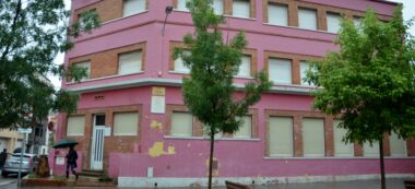 Foto portada: l'edifici de l'antiga escola Riu Sec, a Gràcia, aquest dijous. Autor: David B.