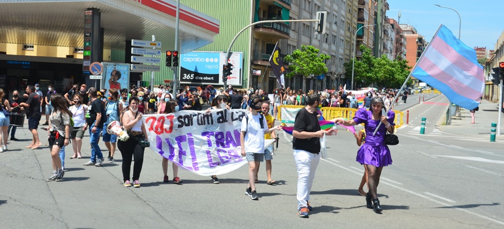 Foto portada: manifestació pel Dia de l'Orgull LGTBI, que demana la Llei Trans, l'any 2021. Autor: David B.