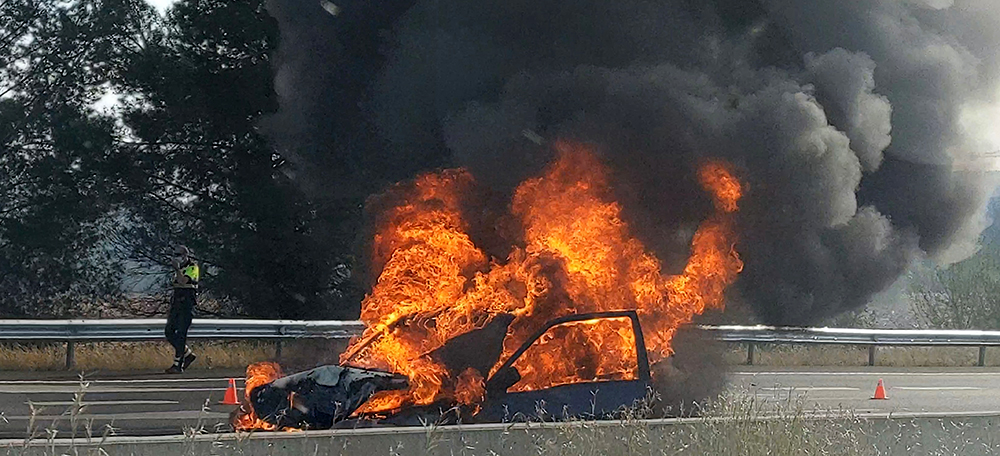Pla mitjà del cotxe incendiat a la C-58, el 10-6-21 (Horitzontal).
