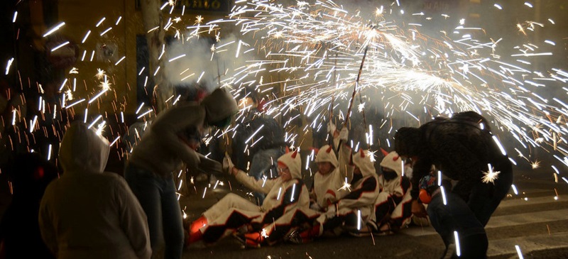 Foto portada: la cercavila infernal, aquest diumenge a la nit. Autor: David B.