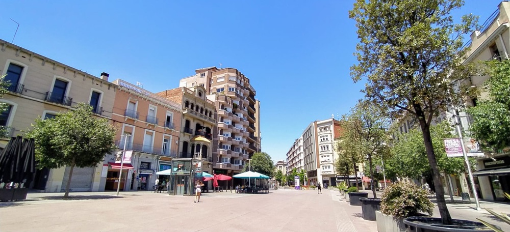 Foto portada: el Passeig de la plaça Major, aquest dilluns. Autor: J.d.A.