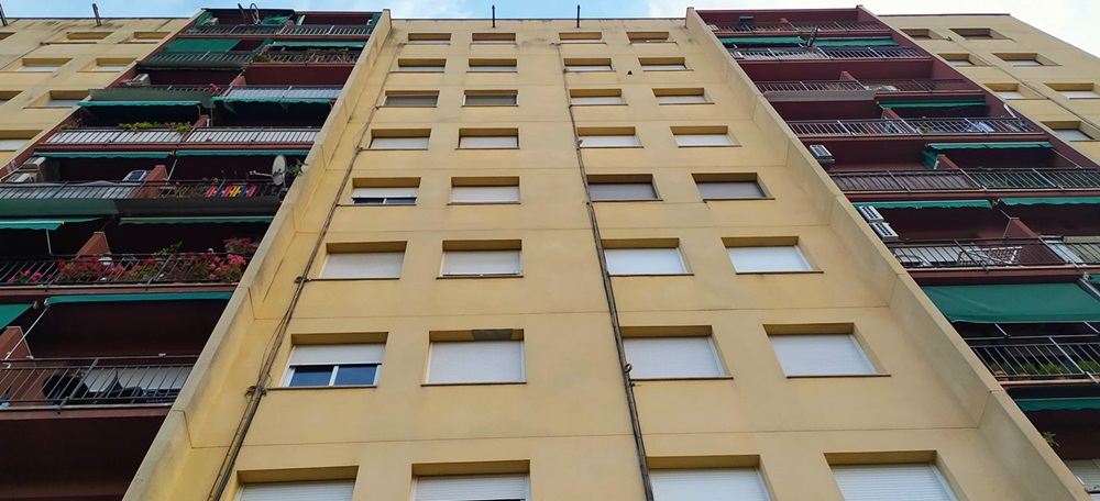 Foto portada: un bloc d'habitatges de Sol i Padrís. Autor: J.d.A.
