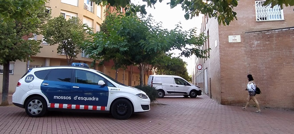 Foto portada: un vehicle dels Mossos d'Esquadra. al carrer on ha succeït el crim. Autor: J.d.A.