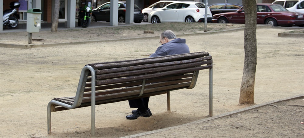 Foto portada: un banc a la plaça Jaume Viladoms, a La Creu Alta. Autor: J.d.A.