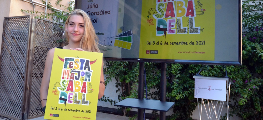 Foto portada: Júlia González, amb el cartell guanyador. Autor: J.d.A.