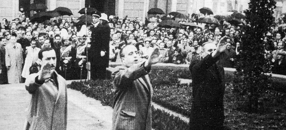 El alcalde Marcet ante el monumento de la Cruz de los Caídos con motivo del noveno aniversario de la "liberación" de Sabadell (27 de enero de 1939).