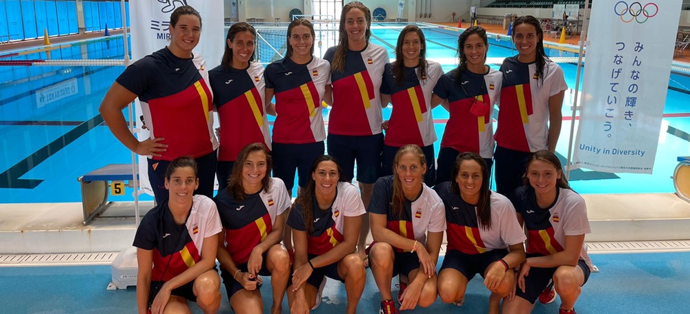 Foto portada: el combinat espanyol als Jocs de Tòquio, amb les sabadellencs Judith Forca i Maica Garcia i les també jugadores del CN Sabadell Irene González i Laura Ester. Autor: RFEN.