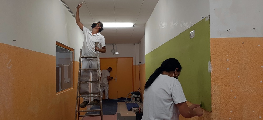 Foto portada: pintura a l'escola Agnès Armengol. Autor: Ajuntament.