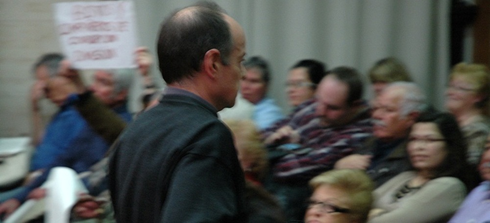 L'extinent d'alcalde de Bustos, Joan Manau, principal implicat a la peça Can Xupa, l'any 2013, sortint del ple. Autor: David B.