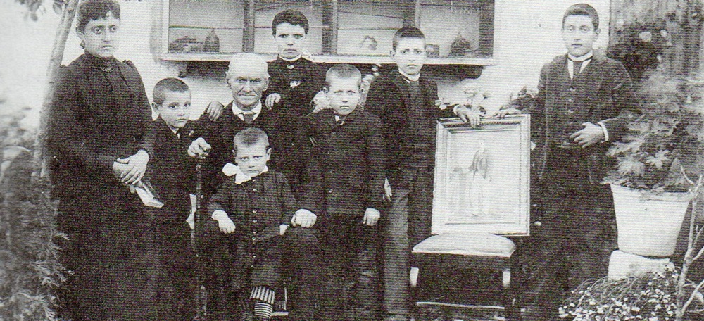 Àngela Castellet amb els seus fills, pare i criada amb el retrat del seu difunt marit al pati de la Societat Coral.