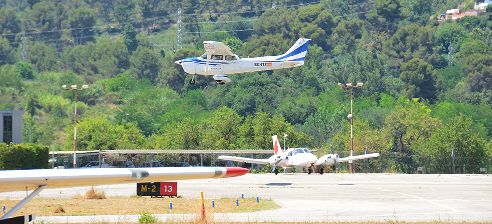 Una avioneta, enlairant-se, aquest divendres. Autor: David B. 