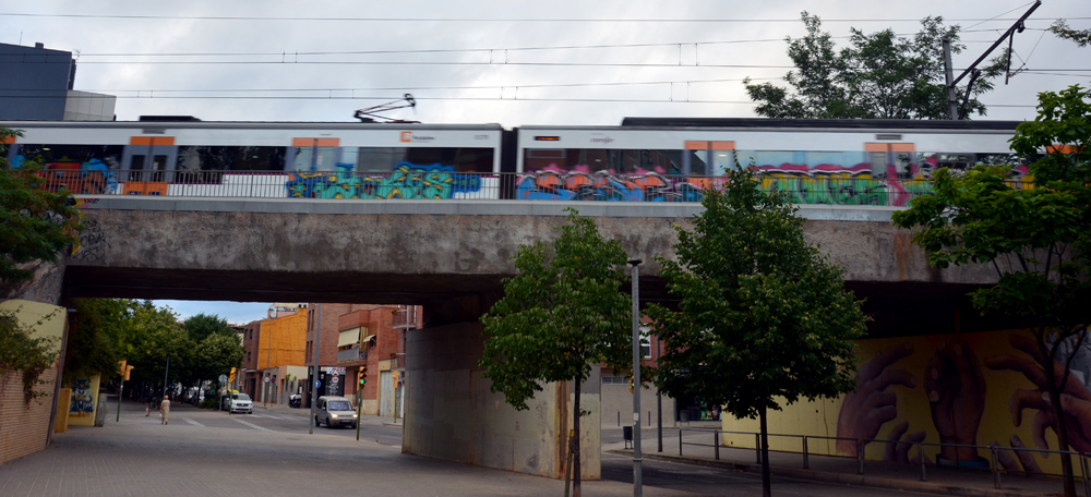 Tren de Renfe passant pel carrer de Budapest, a Can Llong. Autor: David B.