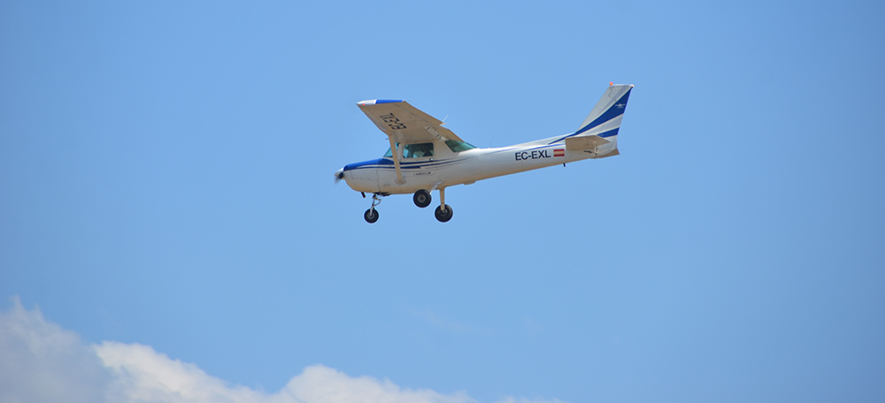 Avioneta fent maniobres d'aproximació a l'aeroport de Sabadell. Autor: David B.