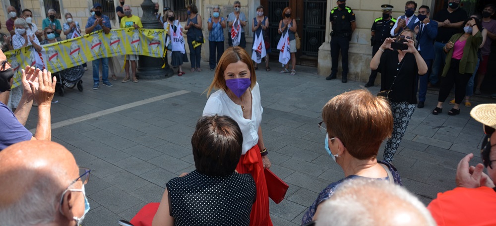 Forcadell, després de la recepció, saludant ciutadans. Autor: David B. 