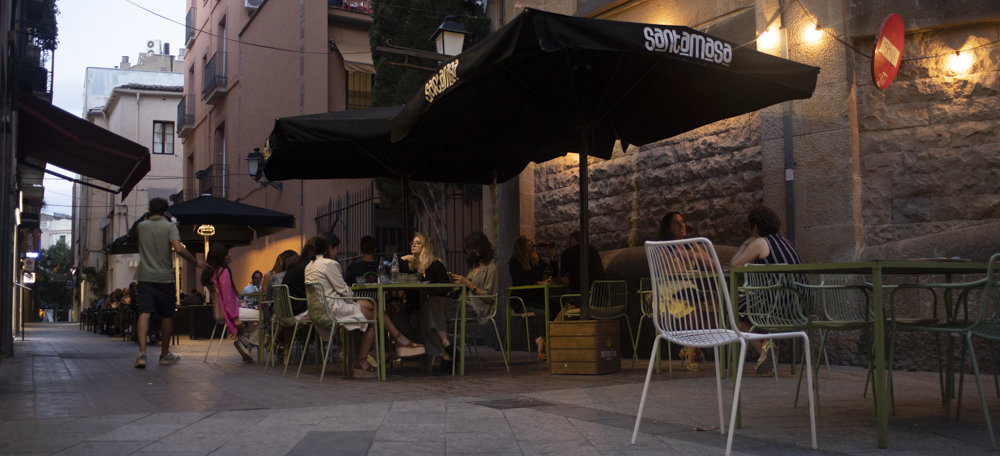 Foto portada: terrasses al vespre, al centre de Sabadell, el 13 de juliol de 201. Autora: Alba Garcia.
