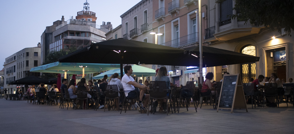 Foto portada: terrasses al vespre, al centre de Sabadell, el 13 de juliol de 201. Autora: Alba Garcia.