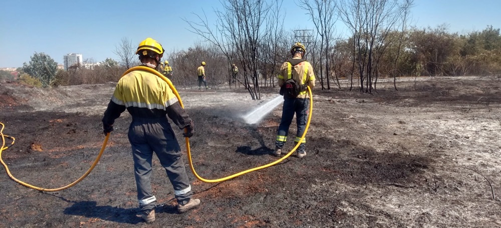 Foto portada: un moment de l'incendi. Autor: Bombers via Twitter.