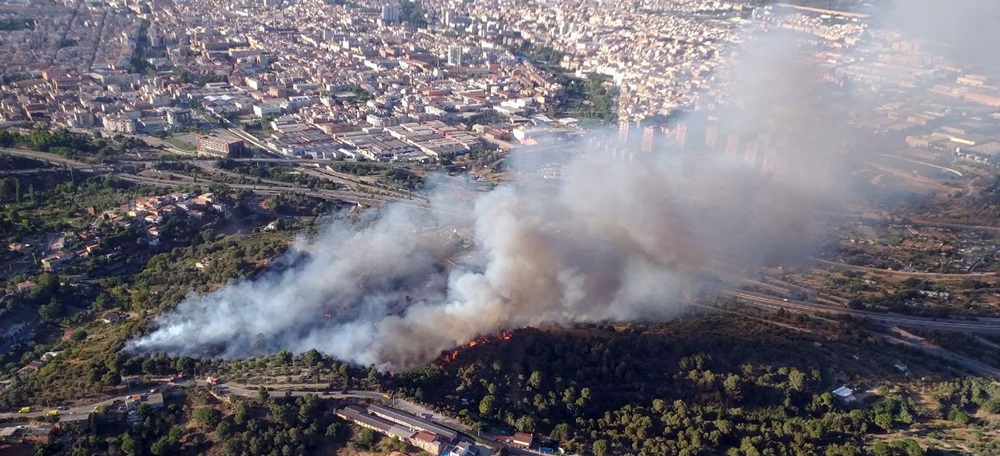 Foto portada: un moment de l'incendi. Autor. Bombers.