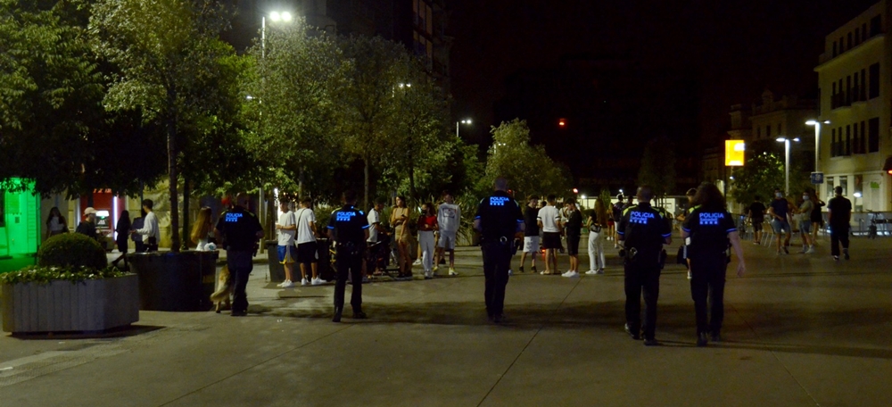 Foto portada: dispositiu policial per evitar botellons i garantir el toc de queda. Autor: David B.