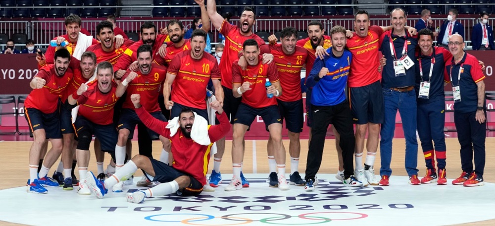 Foto portada: la selecció espanyola d'handbol, celebrant el passi a les semis de Tòquio. Autor: @COE via Twitter.