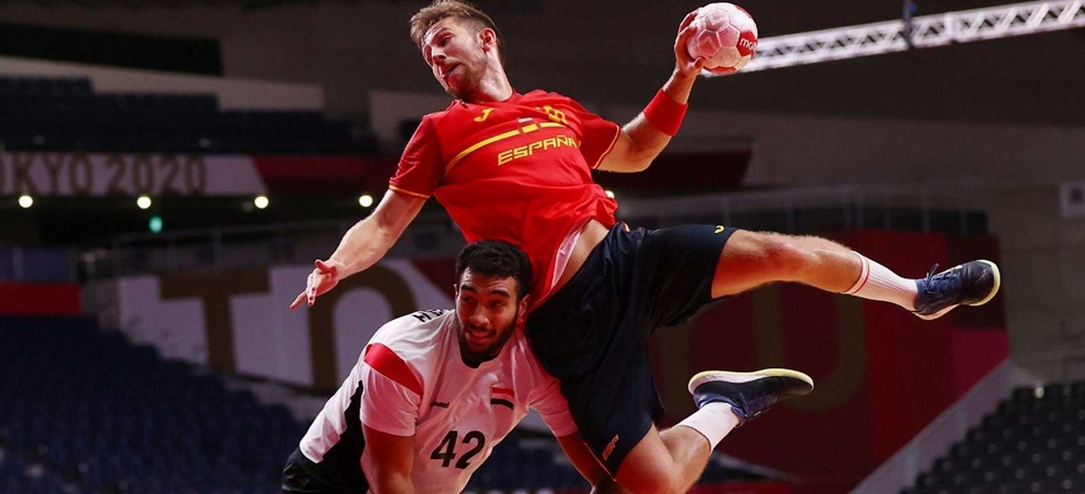 Foto portada: el jugador d'handbol Aleix Gómez, aquest dissabte, contra Egipte.