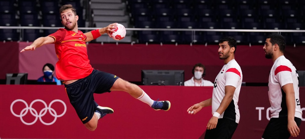 Foto portada: el jugador d'handbol Aleix Gómez, aquest dissabte, contra Egipte.