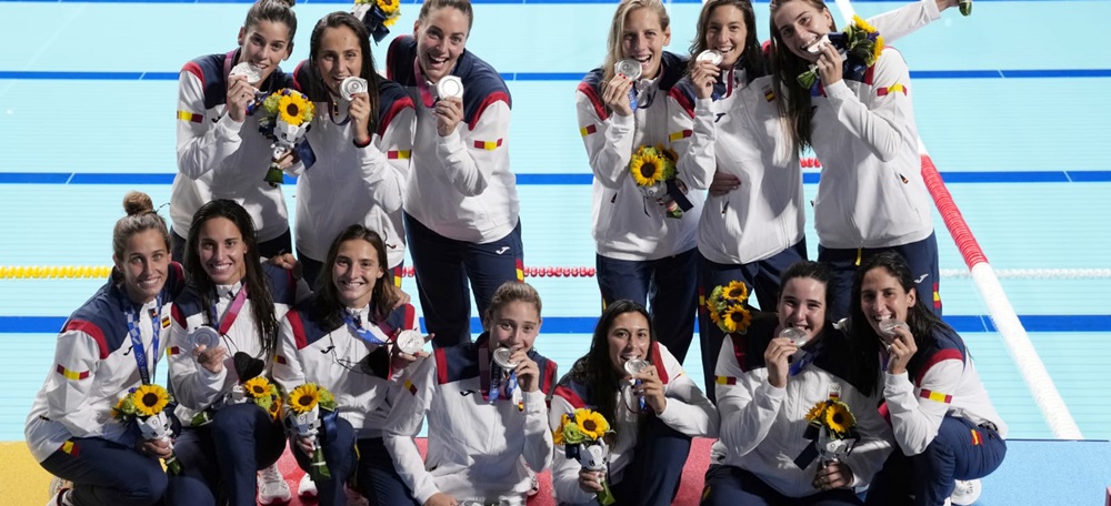 Foto portada: l'eqip femení de waterpolo, després de penjar-se la medalla de plata. Autor: RFEN via Twitter.