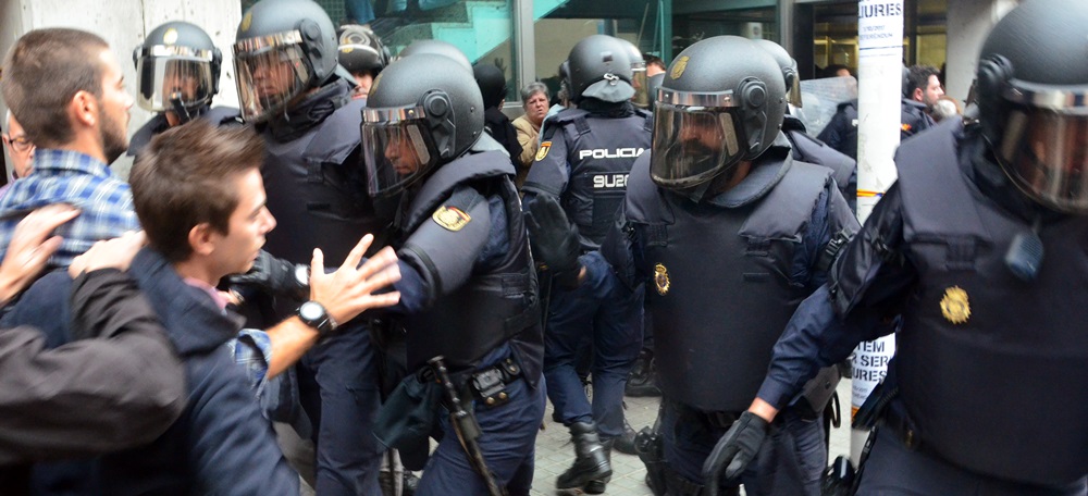 Foto portada: actuació dels antiavalots de la Policia Nacional, l'1 d'octubre de 2017. Autor: David B.