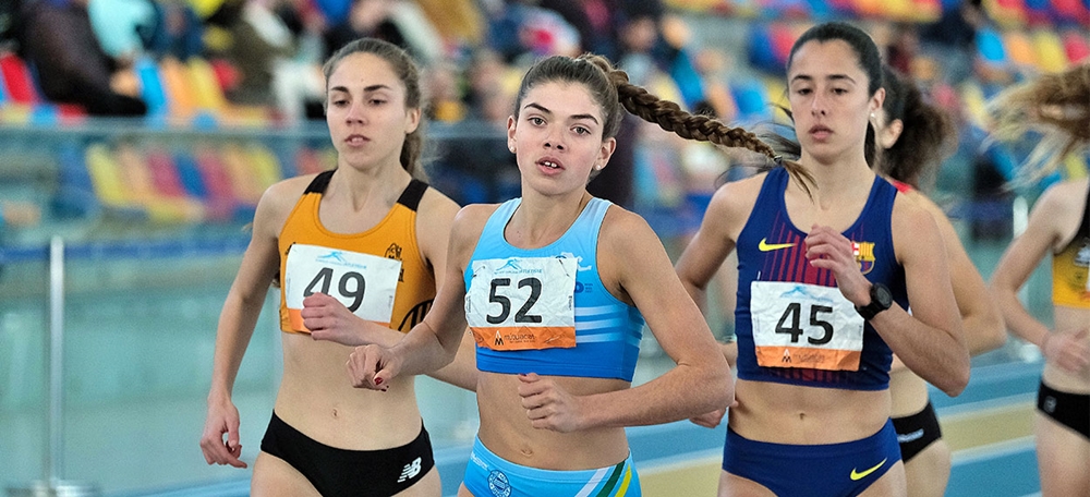 Carla Domínguez, en una competició d'atletisme a pista coberta. Autor; cedida.