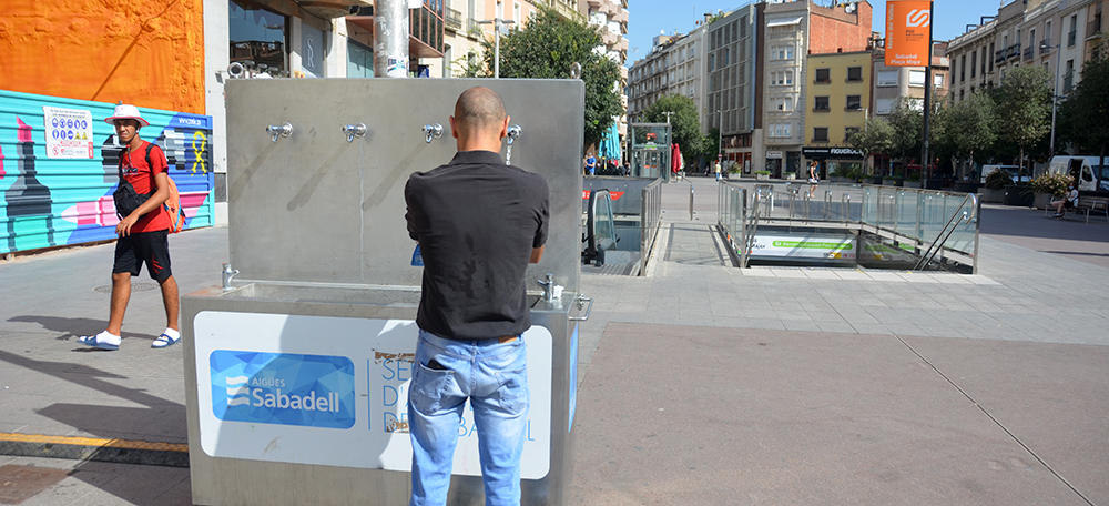 Un jove refrescant-se en un punt d'hidratació al Passeig. Autor: David B.