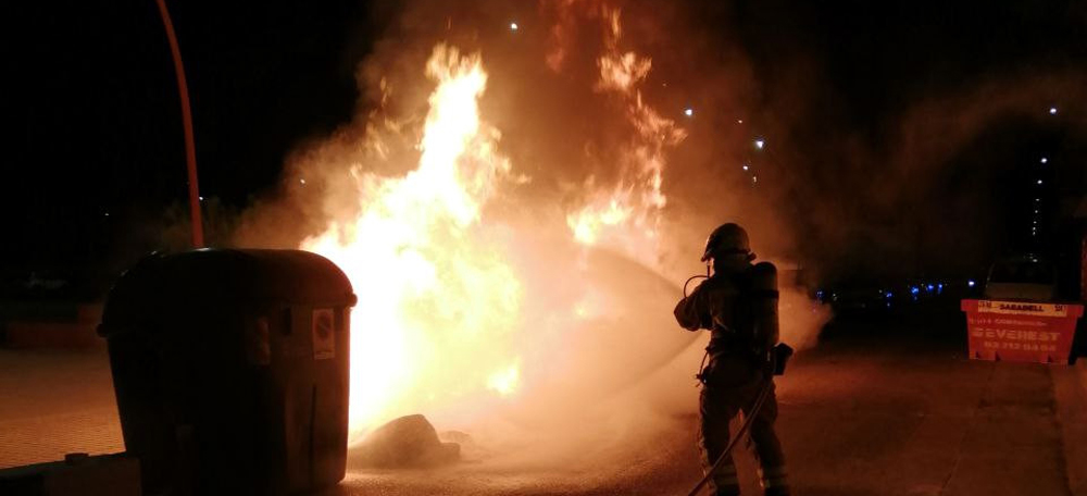 Foto portada: bombers apagant l'incendi. Autor: Bombers