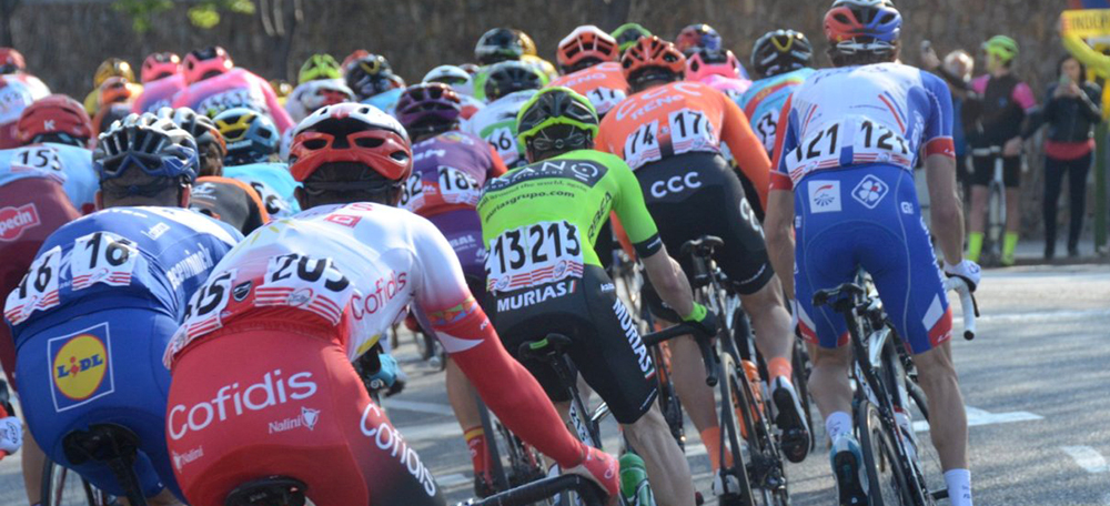 Foto portada: la caravana ciclista de la Volta Catalunya, al pas per Sabadell. Autor: David B.