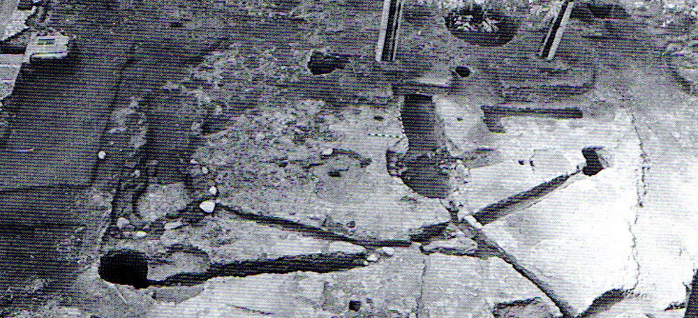 Restes de l'obrador de vidre a la plaça Sant Roc. Autor: Jordi Roig (1999)