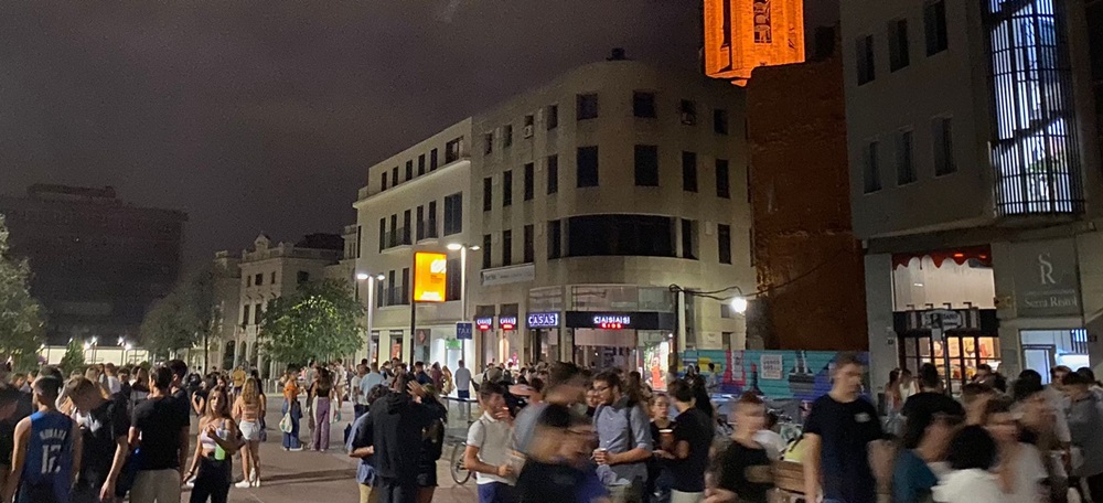 Foto portada: el Passeig de la plaça Major, poc després de les 0.30 hores, quan tanquen les activitats. Autora: J.Ramon.