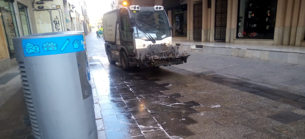 Foto portada: una màquina escombradora netejant el carrer d'Advocat Cirera. Autor: SMATSA / cedida.