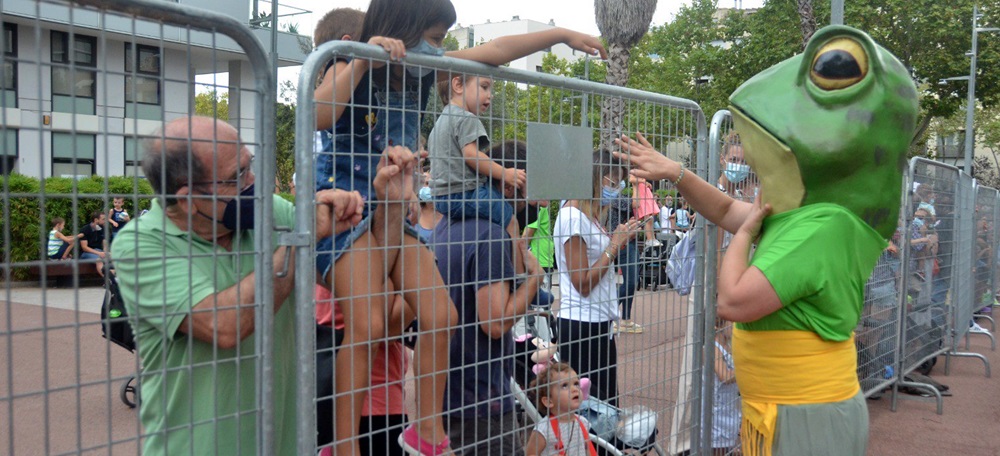 Foto portada: ciutadans fora del recinte habilitat a Fira Sabadell, amb els geganters. Autor: David B.