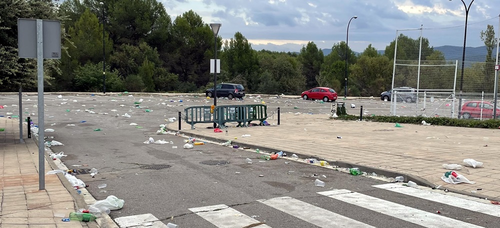 Foto portada: estat del Campus després de la festa. Autor: ACN.