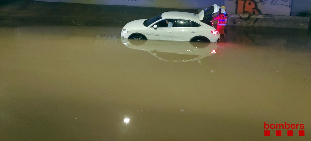 Foto portada: un vehicle sota un pont, a Santa Perpètua de Mogoda. Autor: @Bombers via Twitter.