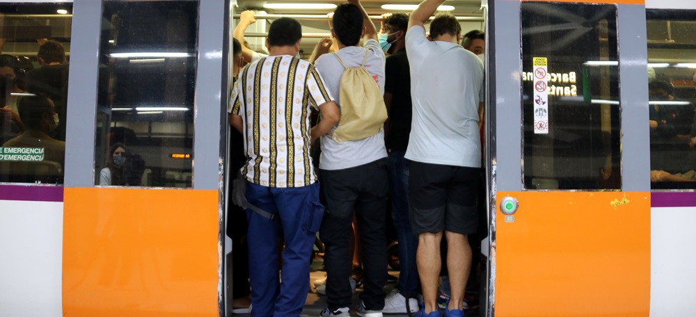 Un tren de Rodalies ple de gent a punt de sortir de l'estació de Sants, l'1 d'octubre del 2021, en una nova jornada de vaga (horitzontal)