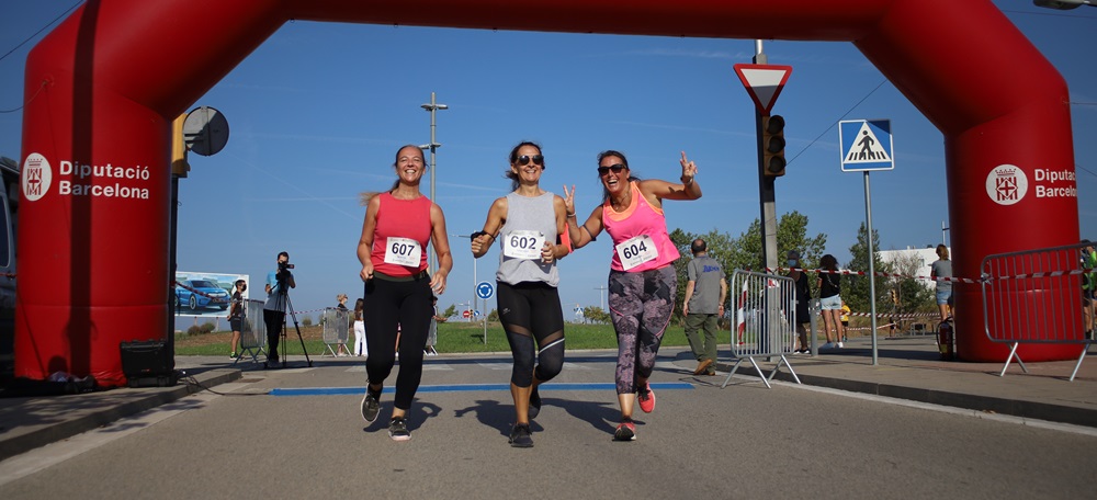 Foto portada: arribada de tres corredores a la Cursa Popular. Autora: Alba Garcia.