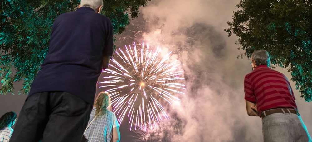 Foto portada: el castell de focs artificials, aquest dilluns. Autor: J.Peláez / Ajuntament.