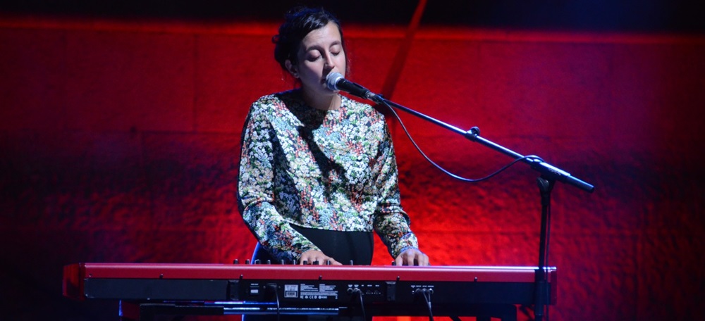 Foto portada: Lu Rois, en el concert a la plaça Sant Roc. Autor: David B.