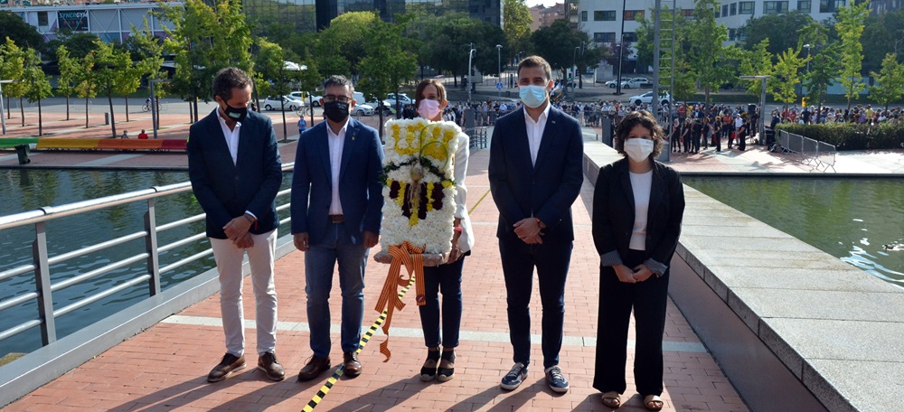 Foto portada: ofrena de l'Ajuntament amb Lluis Matas (Junts), Gabriel Fernàndez (ERC), l'alcaldessa, Marta Farrés, Pol Gibert (PSC) i Marta Morell (grup municipal de Podem). Autor: J.d.A.