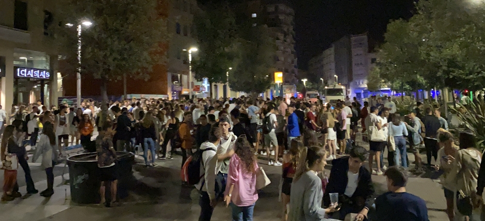 El passeig de la Plaça Major en la primera nit de festa major post pandèmia. Autora: J. Ramon