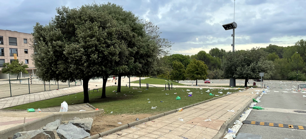 Restes de begudes, llaunes i plastics despres del macrobotellot al campus de la UAB, el 18 de setembre del 2021