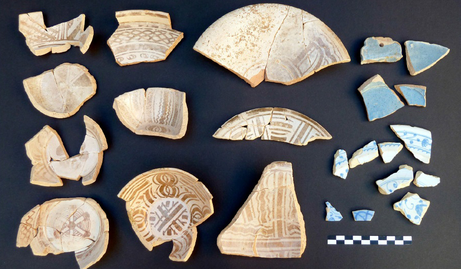 Material ceràmic i de vidre localitzat en els nivells d’abandó del taller de vidre d’època renaixentista de la Via Massagué, 16-22 / Raval de Dins, 21-27 (final s. XVI)