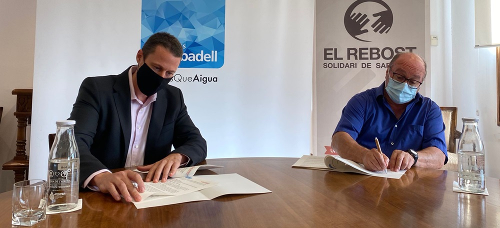 Foto portada: el director general d'Aigües Sabadell, Xavier Cabanillas, i el president del Rebost Solidari, Santiago Fuentemilla, signant el conveni. Autor: cedida.